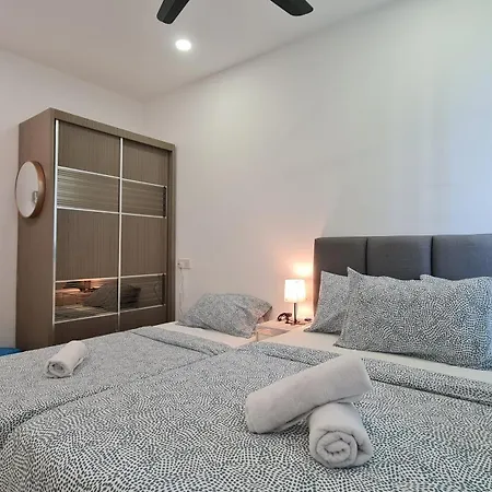 Rooms At Mansion One, Shared Apartment Only George Town Exterior photo